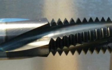 Как избежать заклинивания метчика при нарезании резьбы в глухих отверстиях