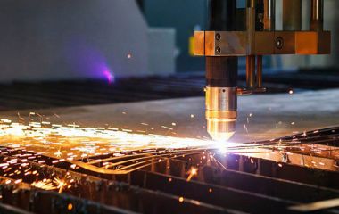 Как правильно выбрать метод резки для крупных металлических заготовок: лазер, вода или плазма?