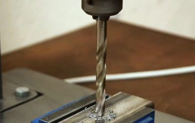 Устранение биения сверла при работе на вертикально-сверлильном станке